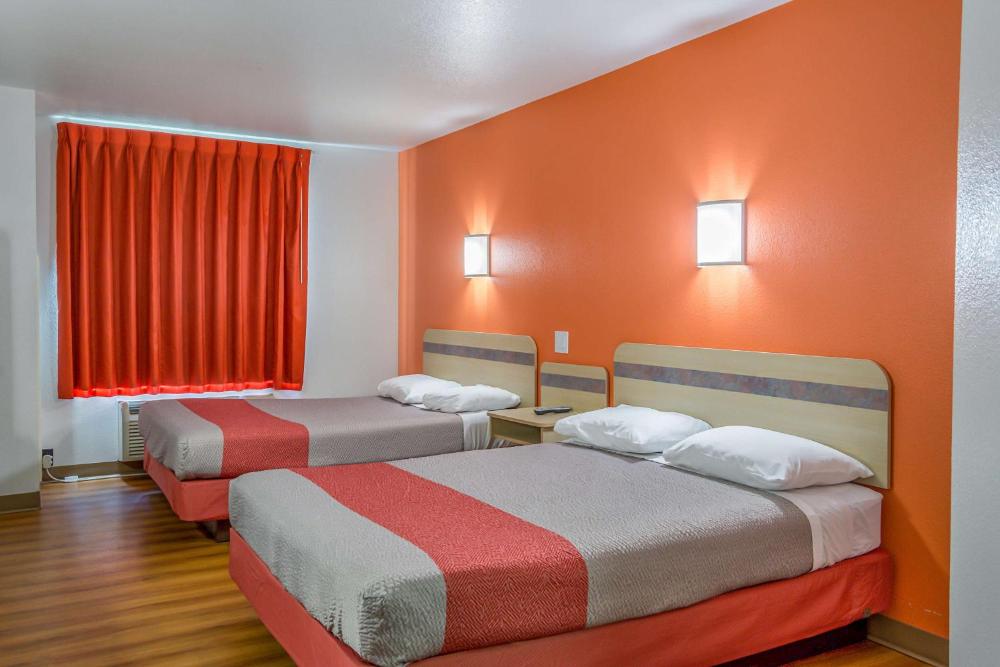 Queen Room with Two Queen Beds - Non-Smoking interior