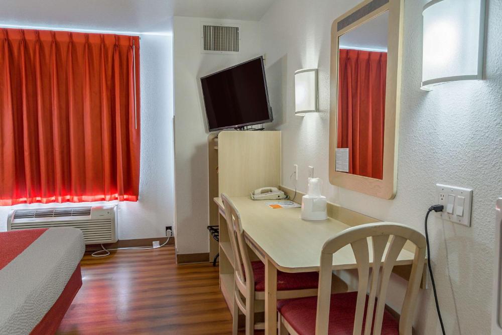 King Room - Non-Smoking interior